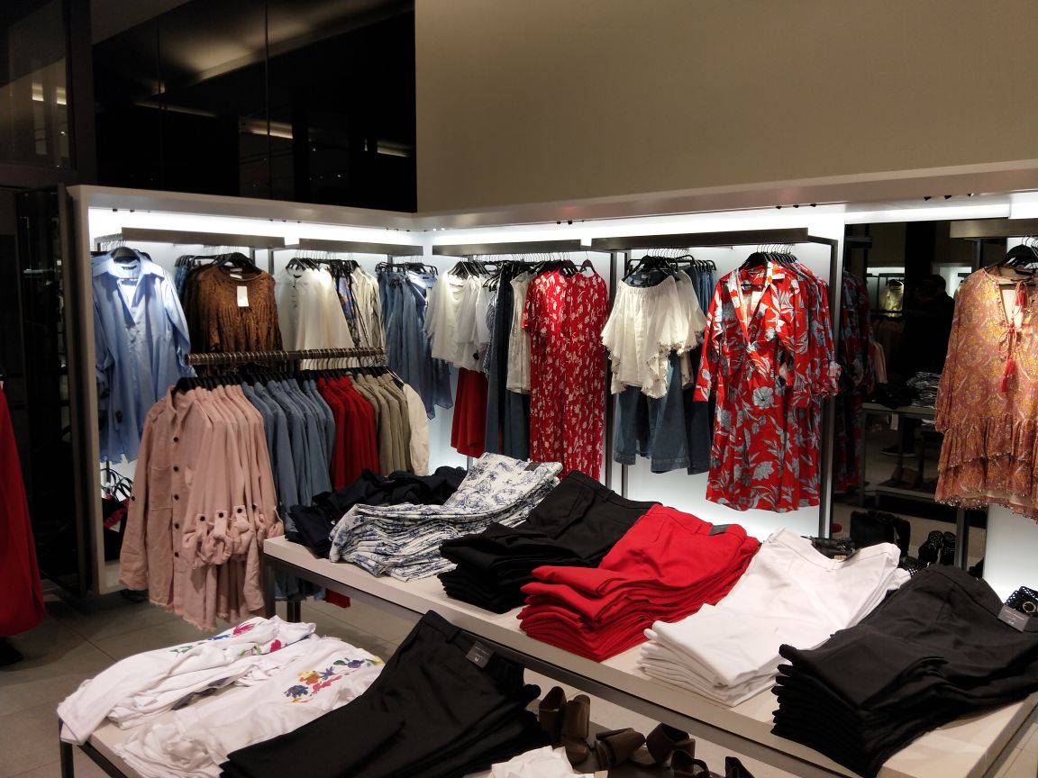 RFID技术引领服装门店变革 智能盘点与自助收银重塑顾客购物体验