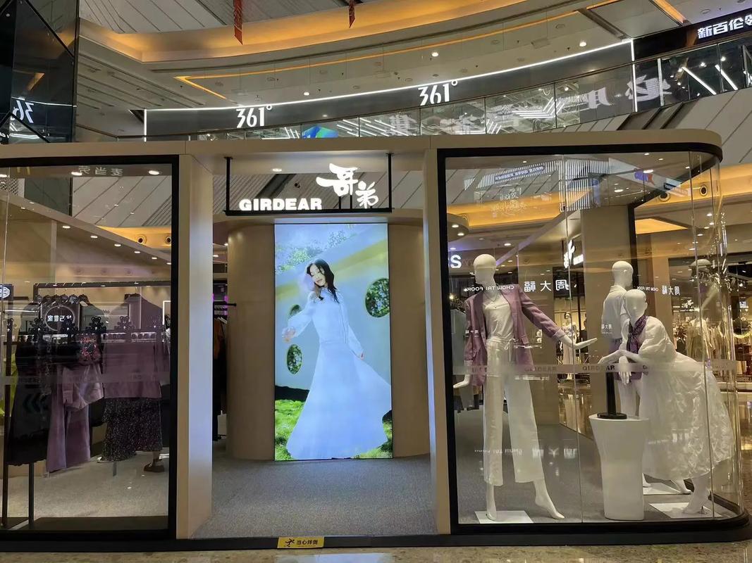 哥弟快闪店亮相东莞长安万达，定制工厂助力零售新体验