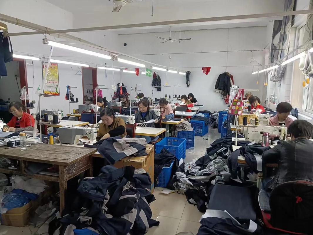 缝纫机声里的奋斗诗篇 服装生产车间忙碌的一天